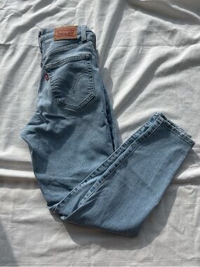 Levi's High Waisted Mom Jeans - Light Blue Denim